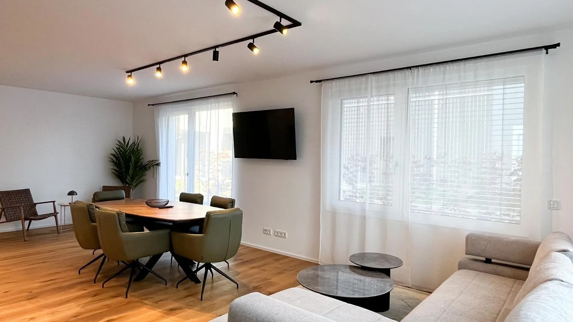 Yuva Homes Germering - 100M2 - Nahe Muenchen - 2 Baeder - Garten&Terrasse - S-Bahn Apartment